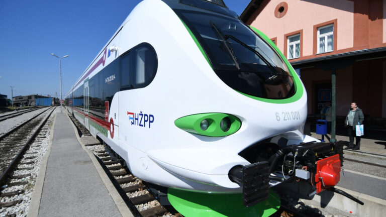 Prvi elektrobaterijski vlak stigao u Bjelovar